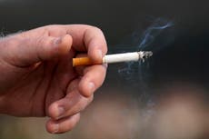 La FDA propone plan para hacer que los cigarrillos sean menos adictivos; su destino depende de Trump