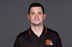 Browns nombran a Tommy Rees coordinador ofensivo; fue QB de Notre Dame