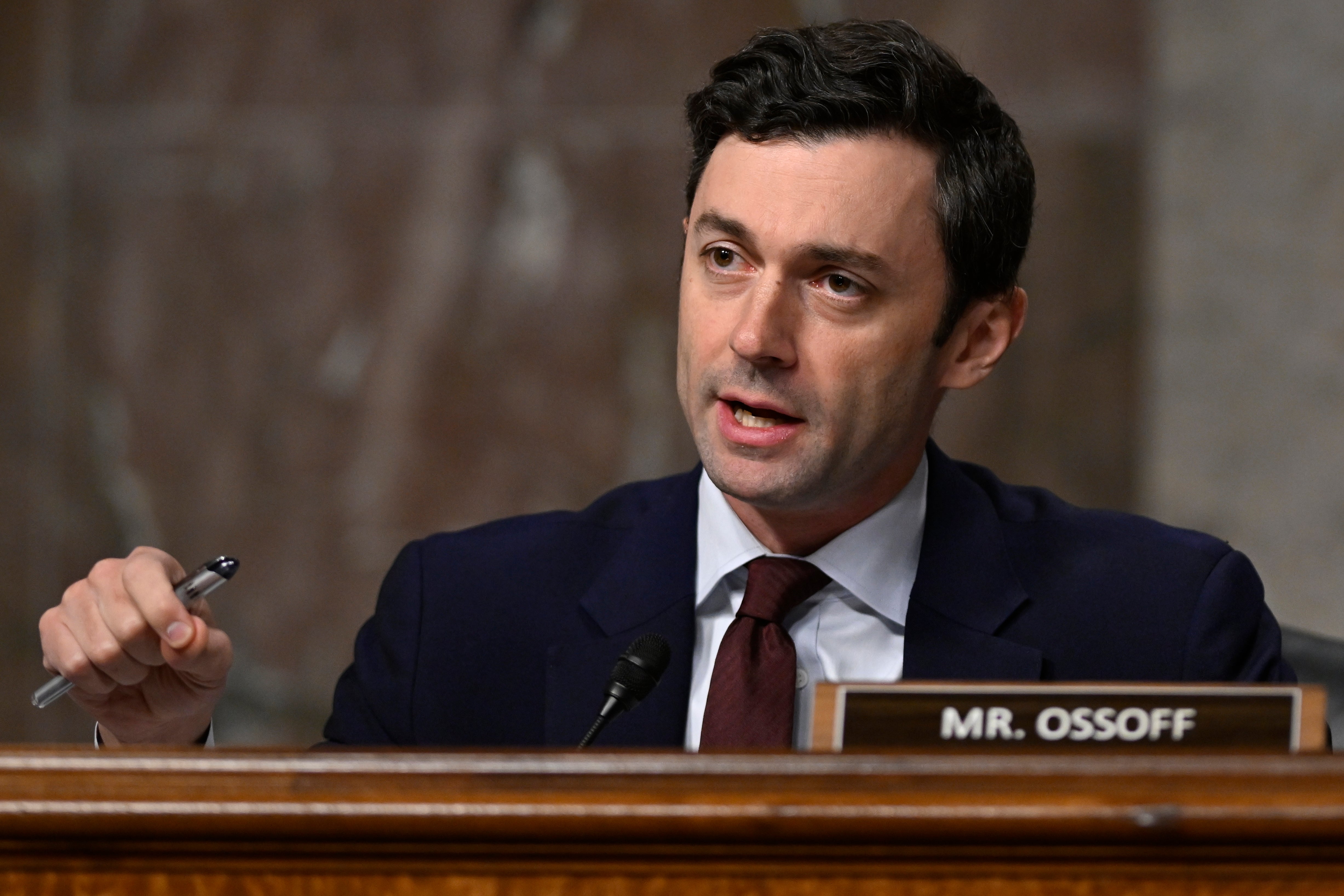 El senador Jon Ossoff, miembro del Comité de Inteligencia del Senado, está entre los legisladores que cuestionan la conducta de Tulsi Gabbard como directora de Inteligencia Nacional