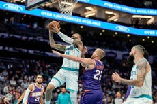 Hornets transfieren a pívot Richards a Suns, a cambio del escolta Okogie y 3 selecciones en draft