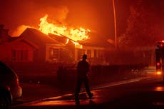 Con incendios aún activos, se habla de reconstruir barrios de Los Ángeles arrasados por el fuego