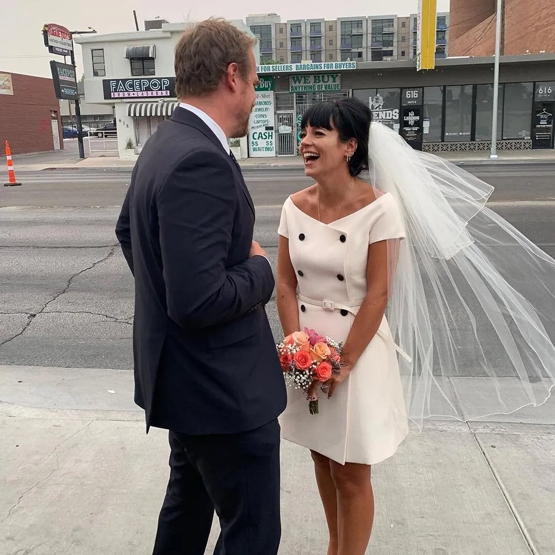 Lily Allen junto a David Harbour el día de su boda