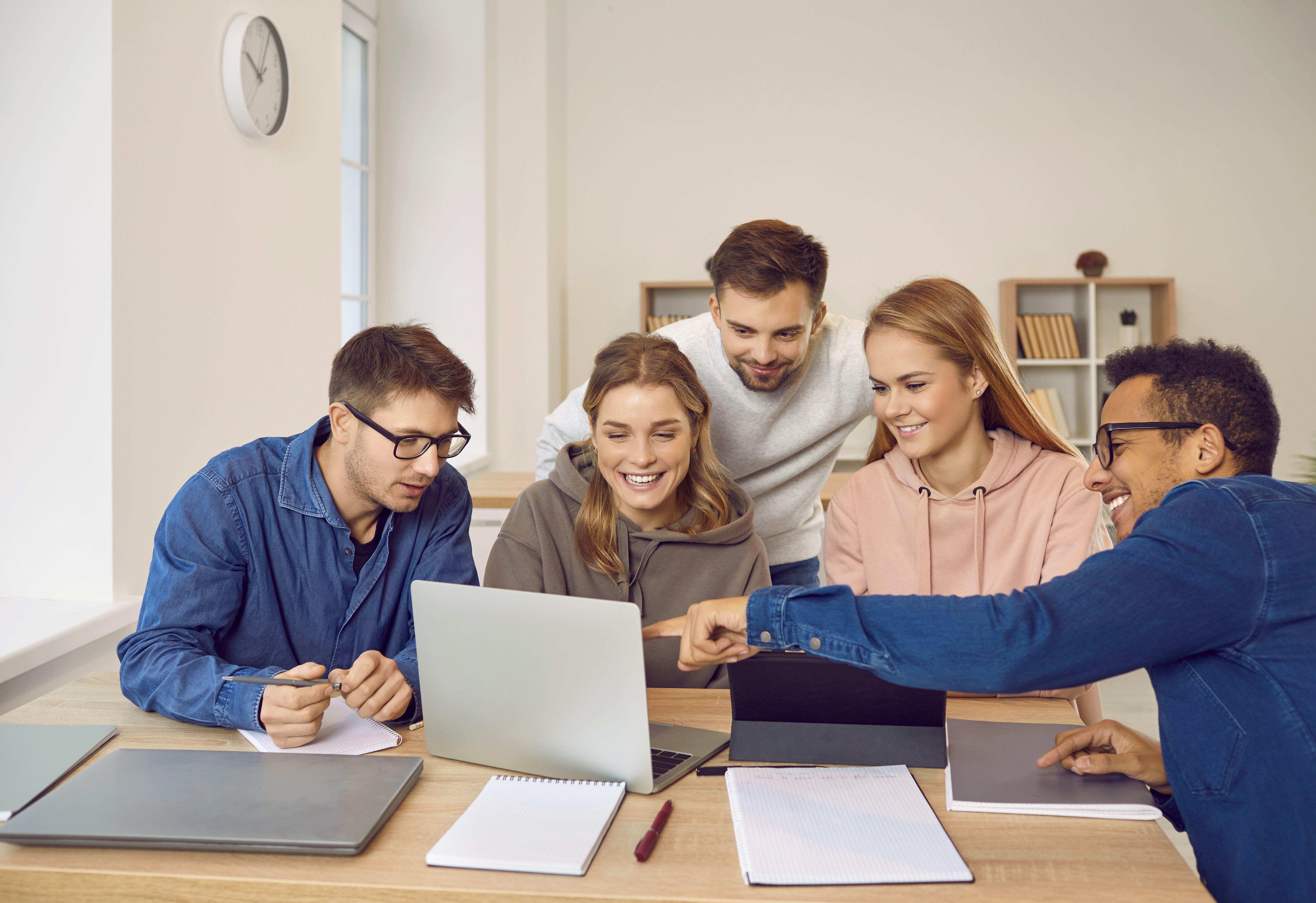 Estudiantes universitarios trabajando en computadoras (Alamy/PA)