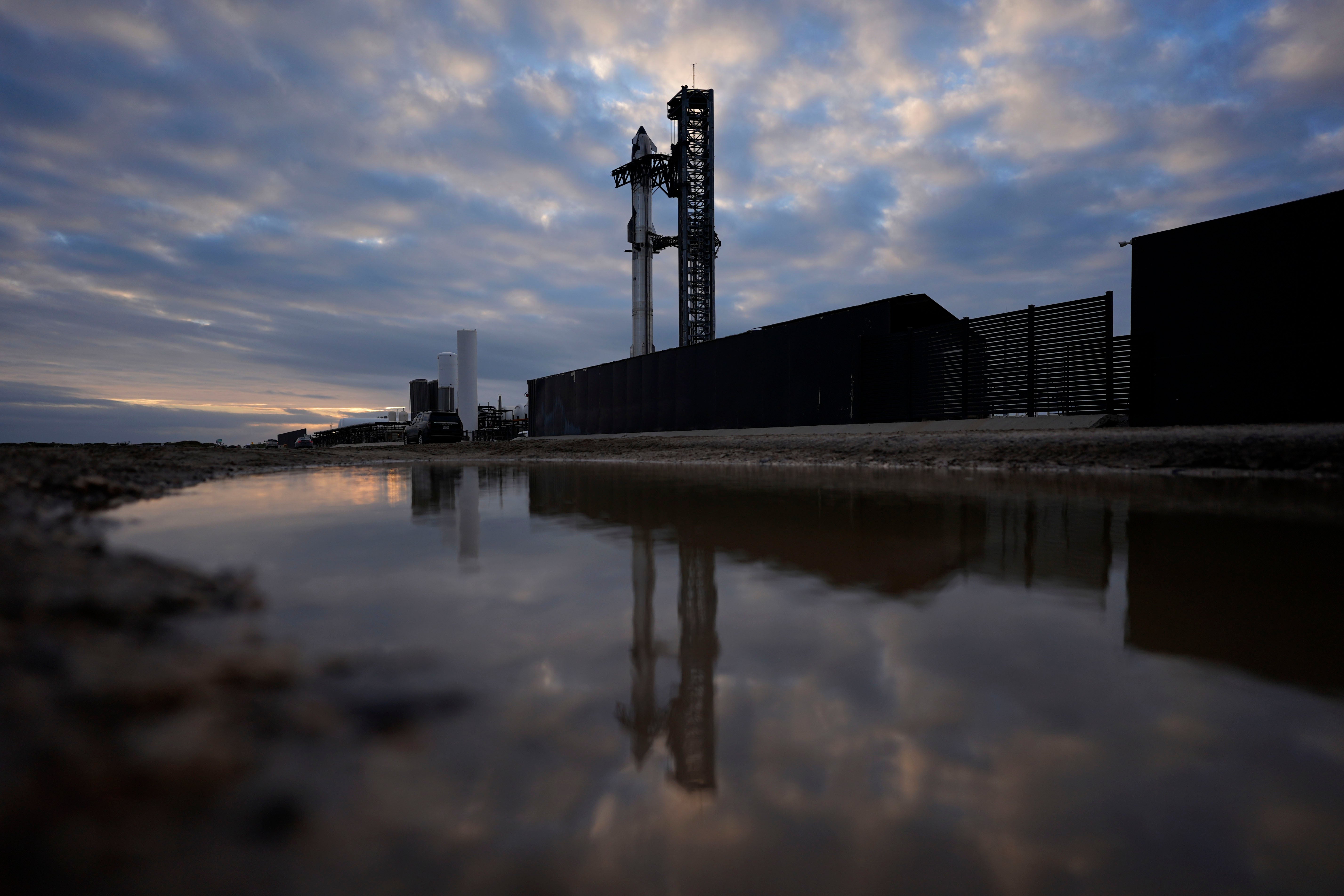 SpaceX atrapó el propulsor Super Heavy mediante un sistema compuesto por dos brazos mecánicos en la plataforma de lanzamiento Starbase en Boca Chica (Texas) el 16 de enero de 2025