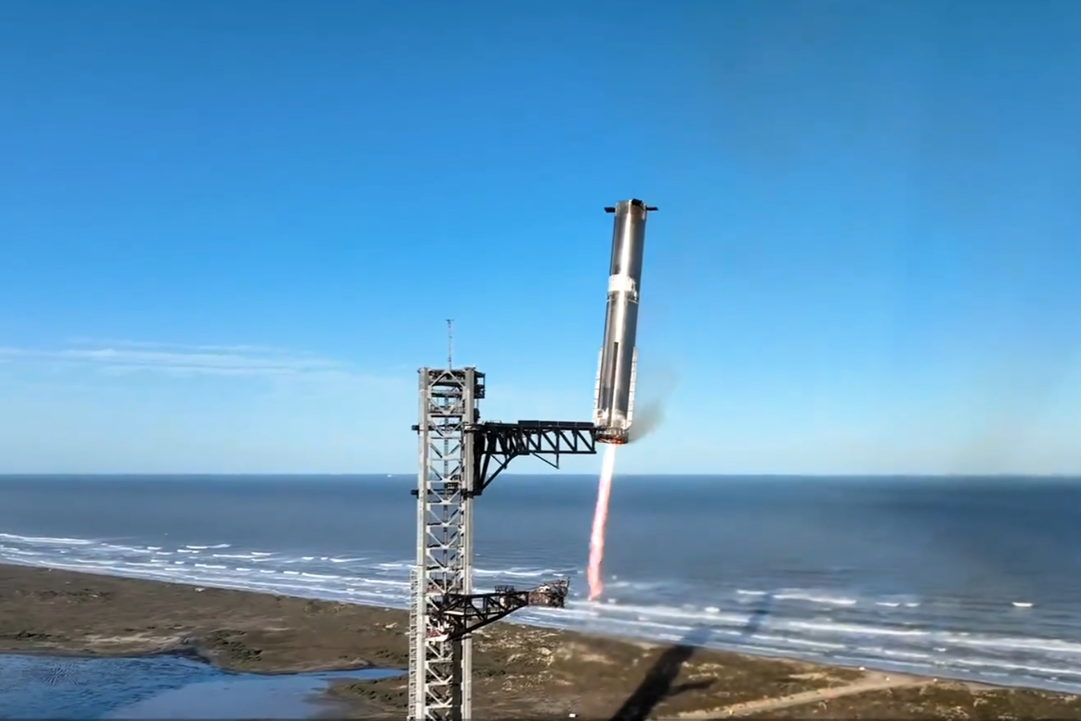 SpaceX atrapó el propulsor Super Heavy mediante un sistema compuesto por dos brazos mecánicos en la plataforma de lanzamiento Starbase en Boca Chica (Texas) el 16 de enero de 2025