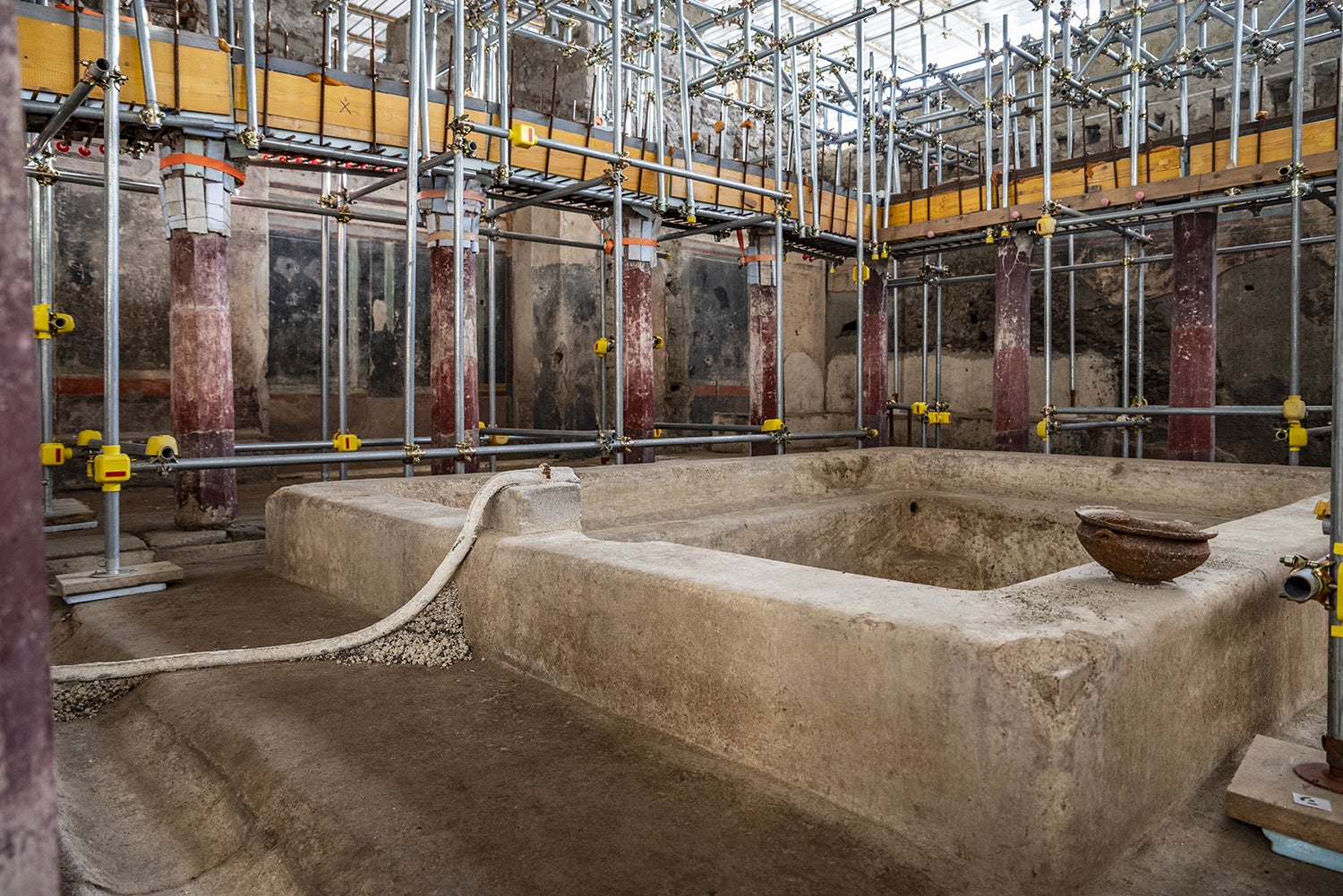 Una gran piscina de inmersión en la sala fría se considera la pieza central del complejo