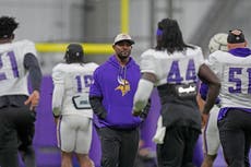 Los Jets entrevistan a Brian Flores, coordinador defensivo de los Vikings, para ser su entrenador