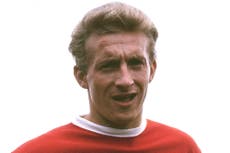 Falleció Denis Law, leyenda del fútbol de Manchester United y Escocia. Tenía 84 años