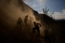 Bomberos de Navajo Nation luchan contra los incendios en Los Ángeles