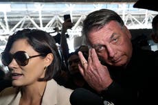 Luego de prohibirle viajar, Bolsonaro despide a su esposa que asistirá a investidura de Trump