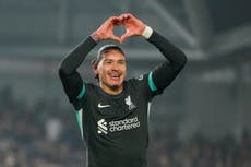 Núñez anota dos goles tardíos y rescata la victoria para Liverpool en la Liga Premier