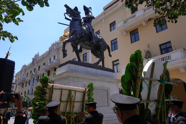 PERÚ-ESTATUA