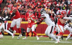 Mahomes y Kelce llevan a Chiefs a victoria 23-14 sobre Texans, van por el título de la AFC