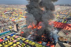 Incendio arrasa con carpas en festival hindú de India sin causar heridos