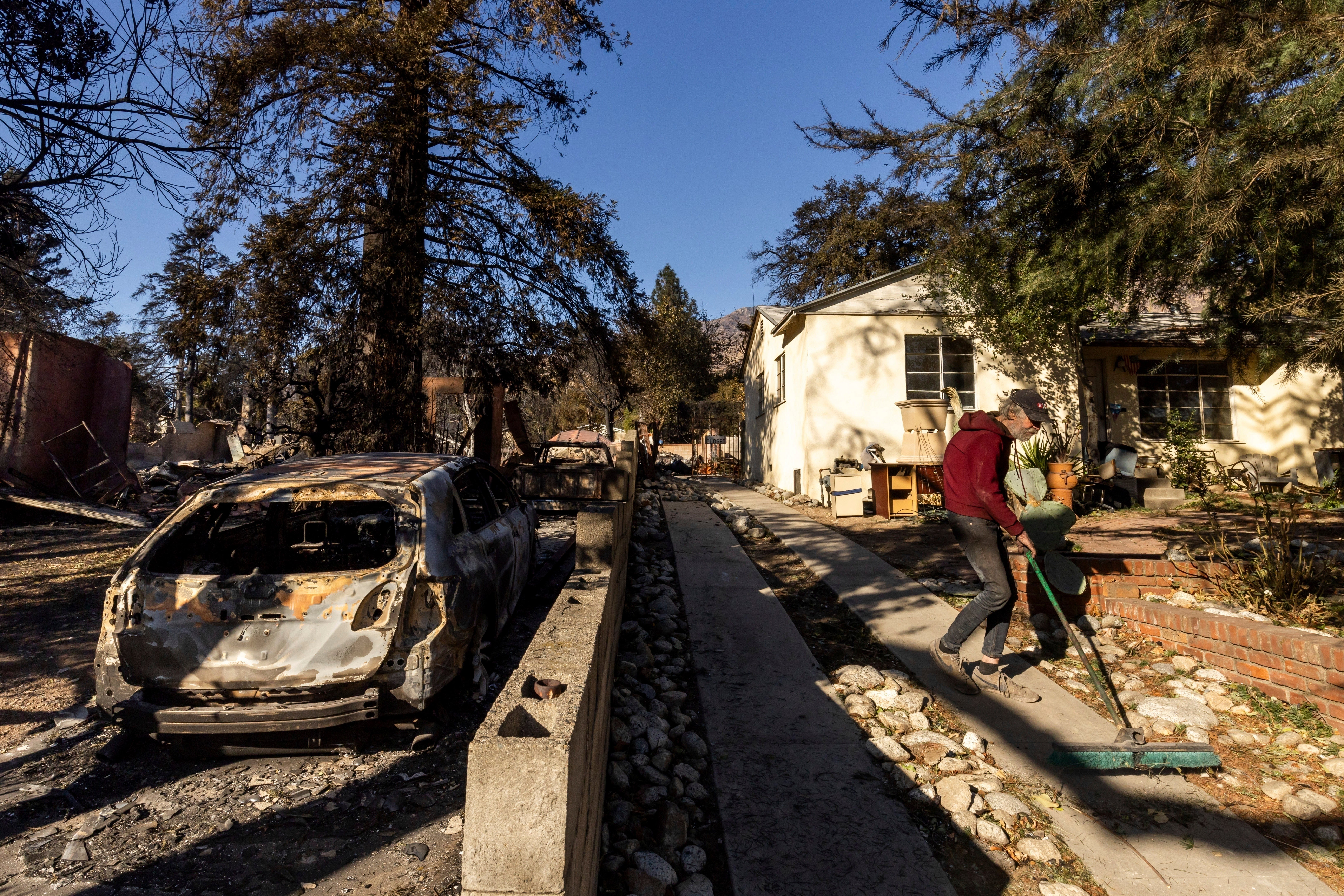 CALIFORNIA INCENDIOS CASAS EN PIE