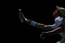 Sinner supera a Rune en el Abierto de Australia tras retrasos por red y problemas médicos