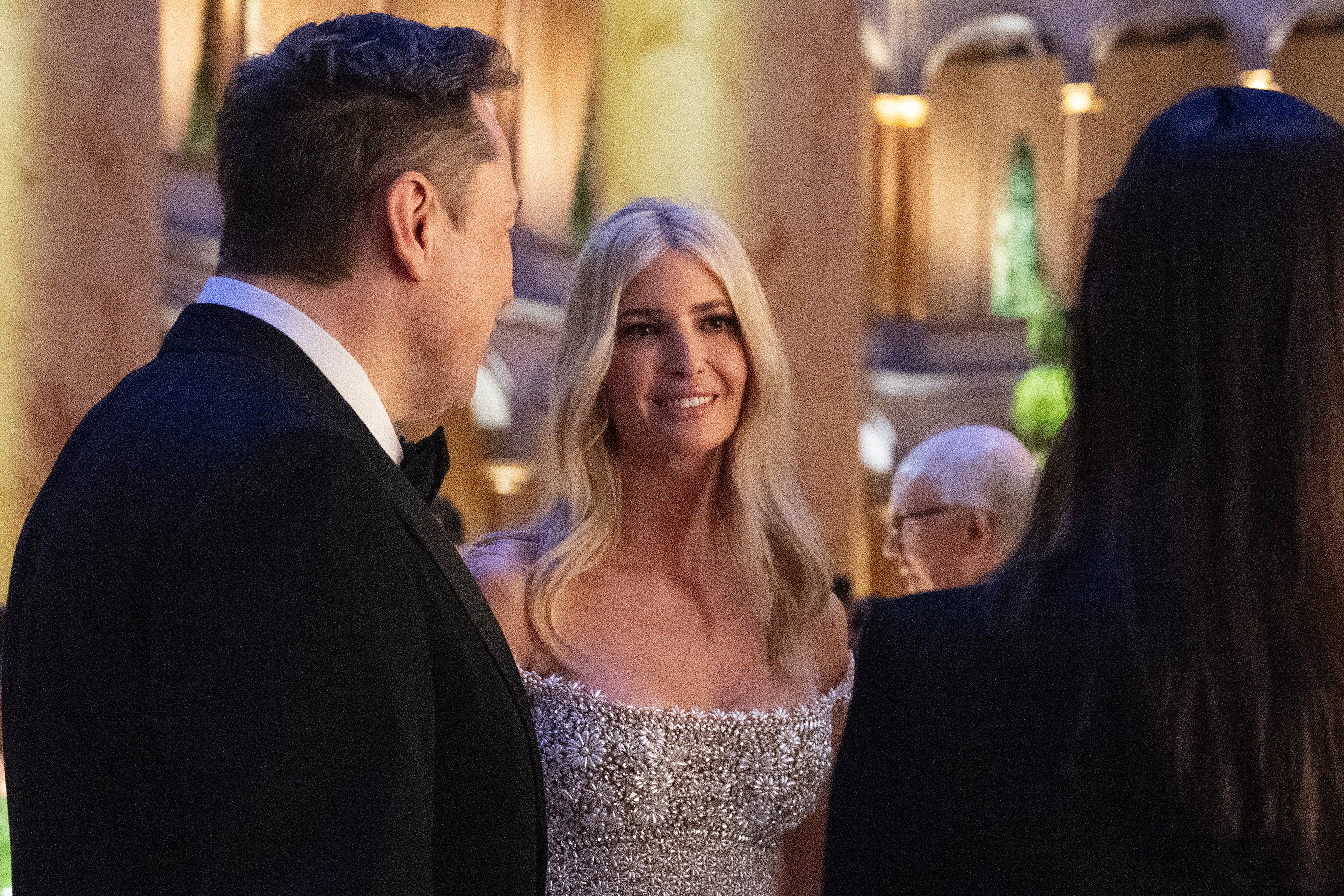 Ivanka Trump vistió de Oscar de la Renta en una cena a la luz de las velas en el Museo Nacional de la Construcción de Washington, D. C.