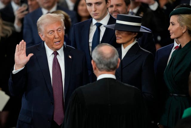 <p>Donald Trump jura su cargo como 47.º presidente de Estados Unidos ante el presidente del Tribunal Supremo, John Roberts, mientras Melania Trump sostiene la Biblia en la Rotonda del Capitolio de EEUU</p>