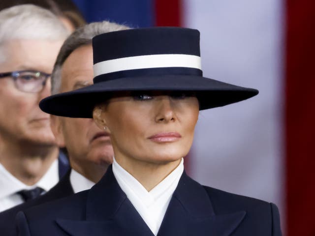 <p>Los fans comparan el atrevido sombrero inaugural de Melania Trump con villanos de cómics y personajes de dibujos animados </p>