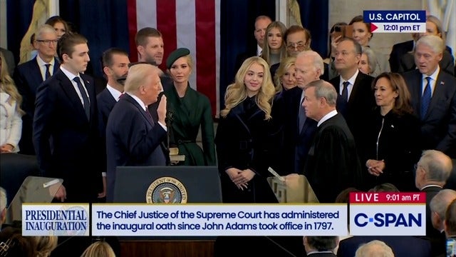 El presidente Donald Trump parece olvidarse de poner la mano sobre las dos Biblias que llevó a la ceremonia de juramento en la toma de posesión