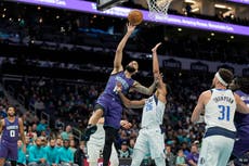Ball y Bridges anotan 23 cada uno y lideran a Hornets en victoria 110-105 ante Mavs