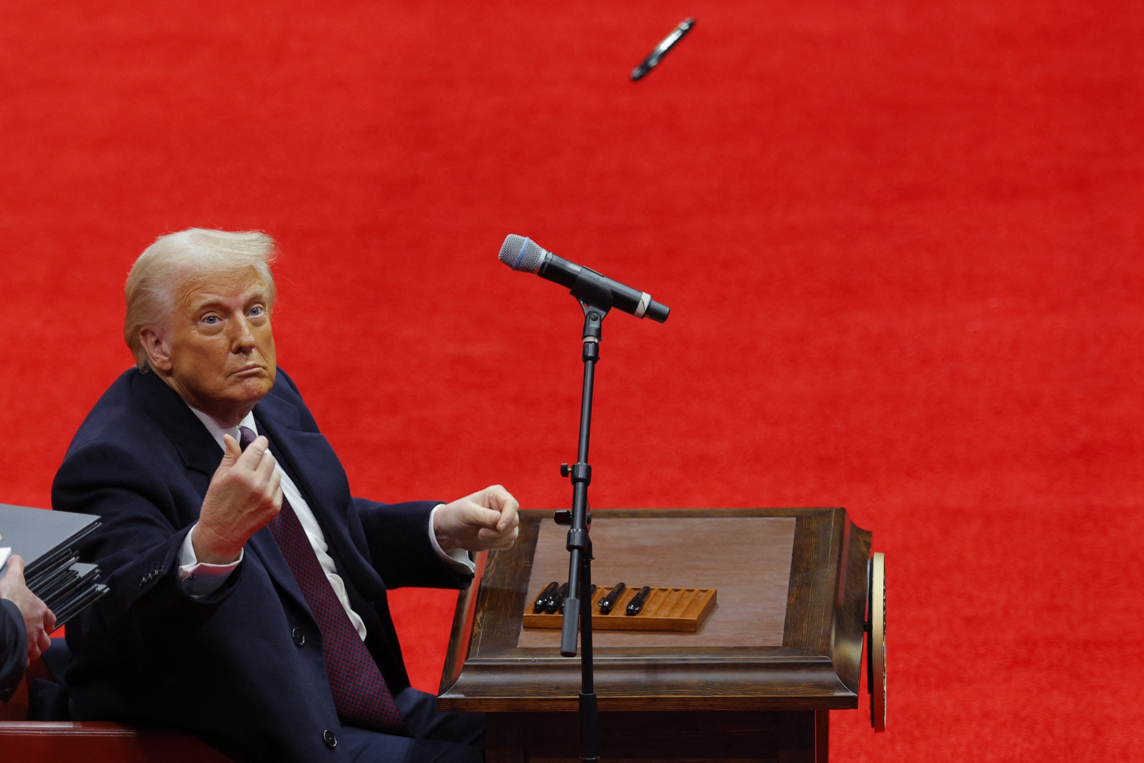 El presidente Donald Trump lanza un bolígrafo hacia sus seguidores tras firmar órdenes ejecutivas en el interior del Capital One Arena