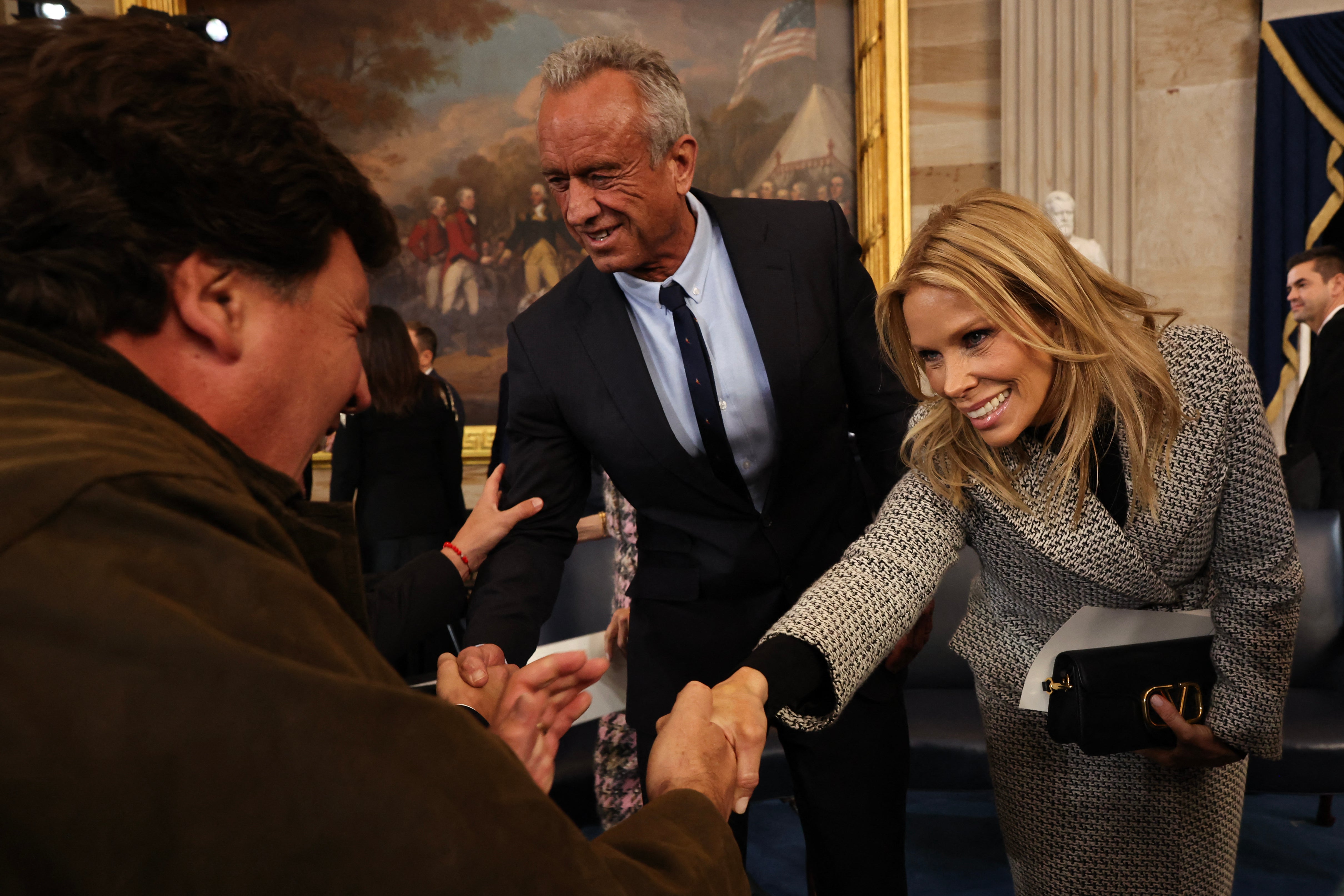 RFK Jr. fotografiado con su esposa la actriz de Hollywood Cheryl Hines en la toma de posesión de Donald Trump