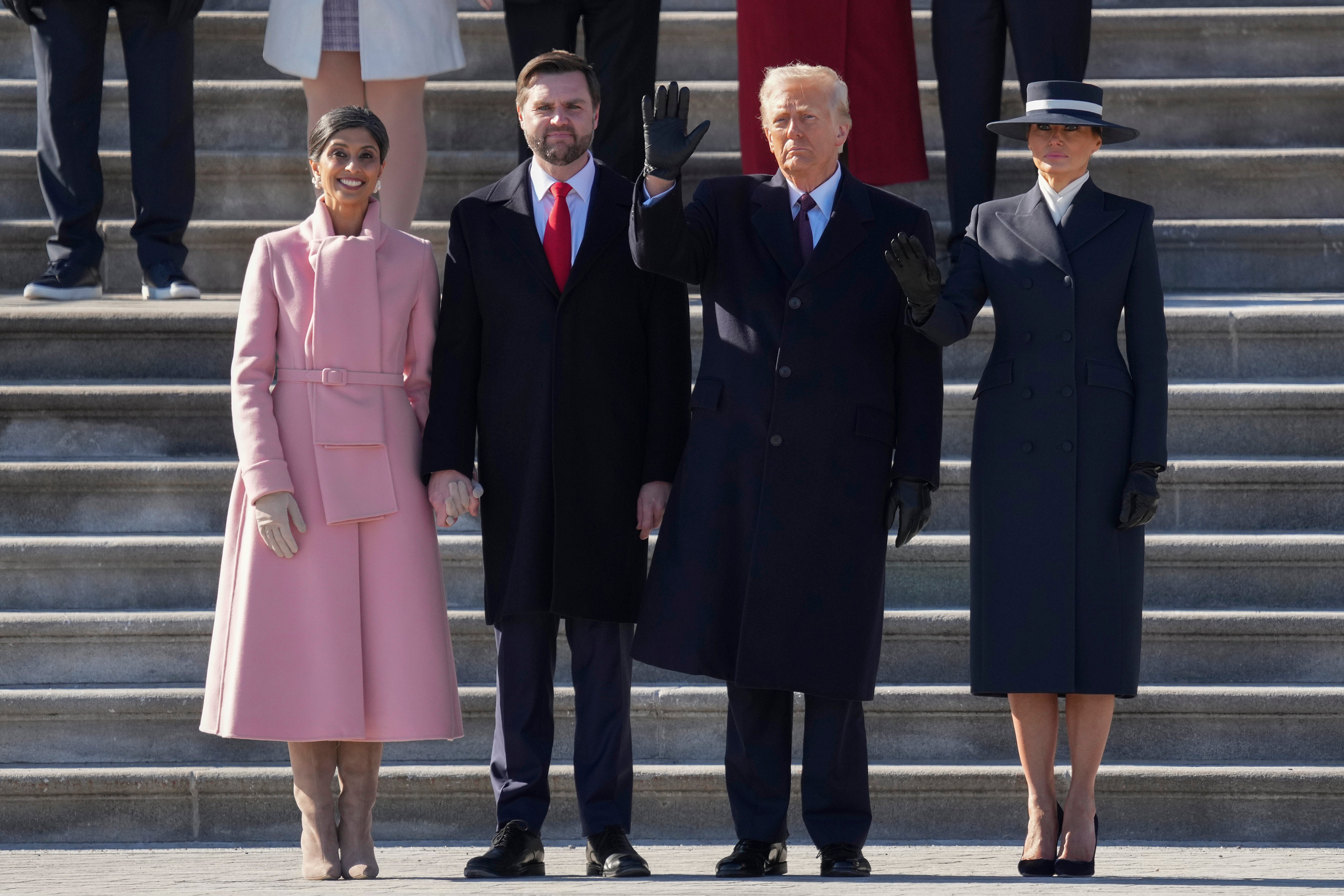 El presidente, acompañado por la primera dama Melania Trump, abandonó el jueves la Casa Blanca por primera vez desde que entró en vigor el cierre del Gobierno para cenar con sus vecinos, J. D. y Usha Vance, el vicepresidente de EE. UU. y su esposa, en el Observatorio Naval de EE. UU.