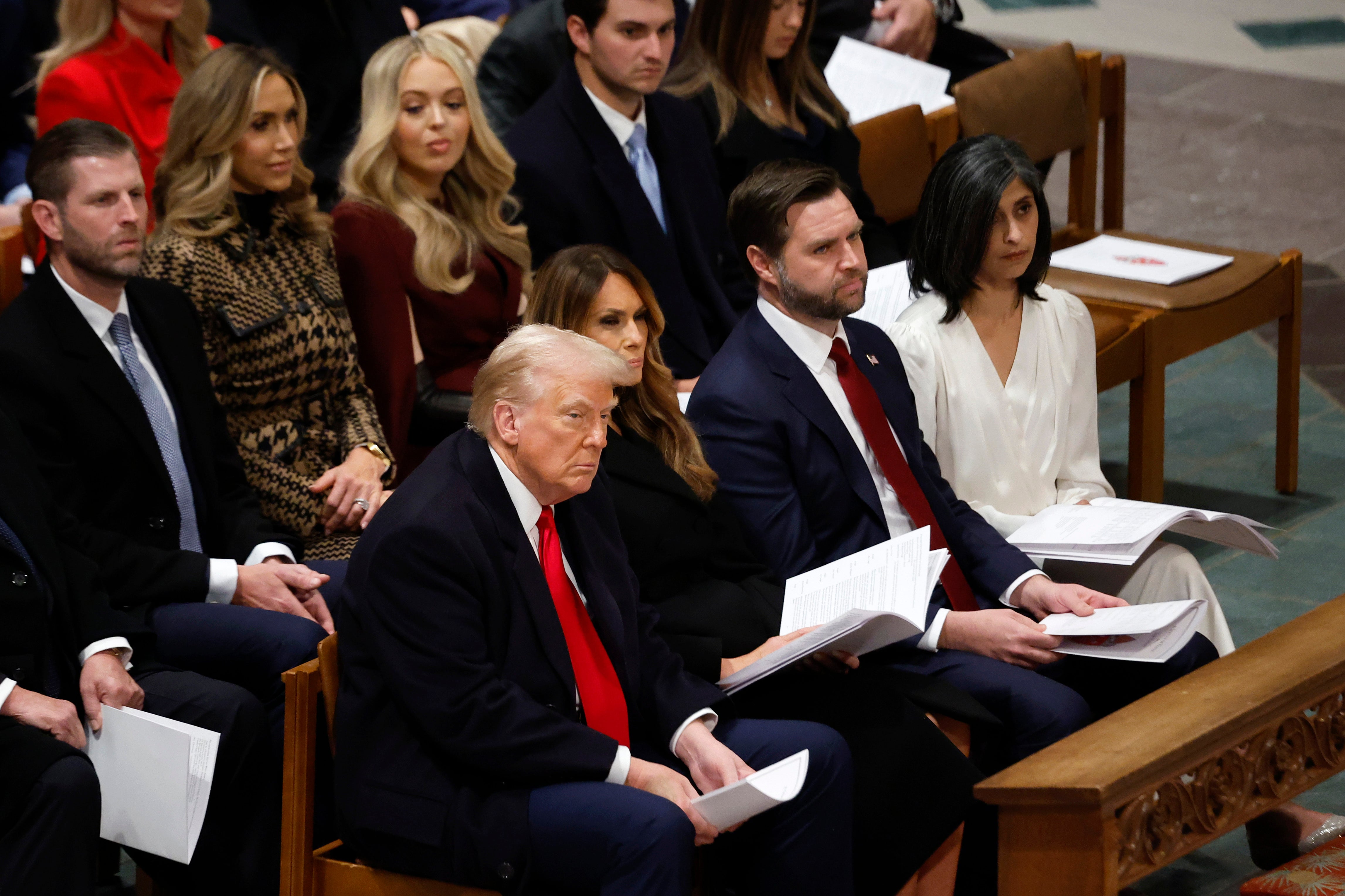 Donald Trump escucha el discurso de la obispa Mariann Budde en la Catedral Nacional de Washington el 21 de enero