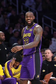 LeBron logra triple-doble un día después de animar a Buckeyes; Lakers apalean a Wizards 111-88.