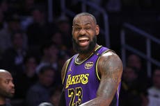 LeBron logra triple-doble un día después de animar a Buckeyes; Lakers apalean a Wizards 111-88.