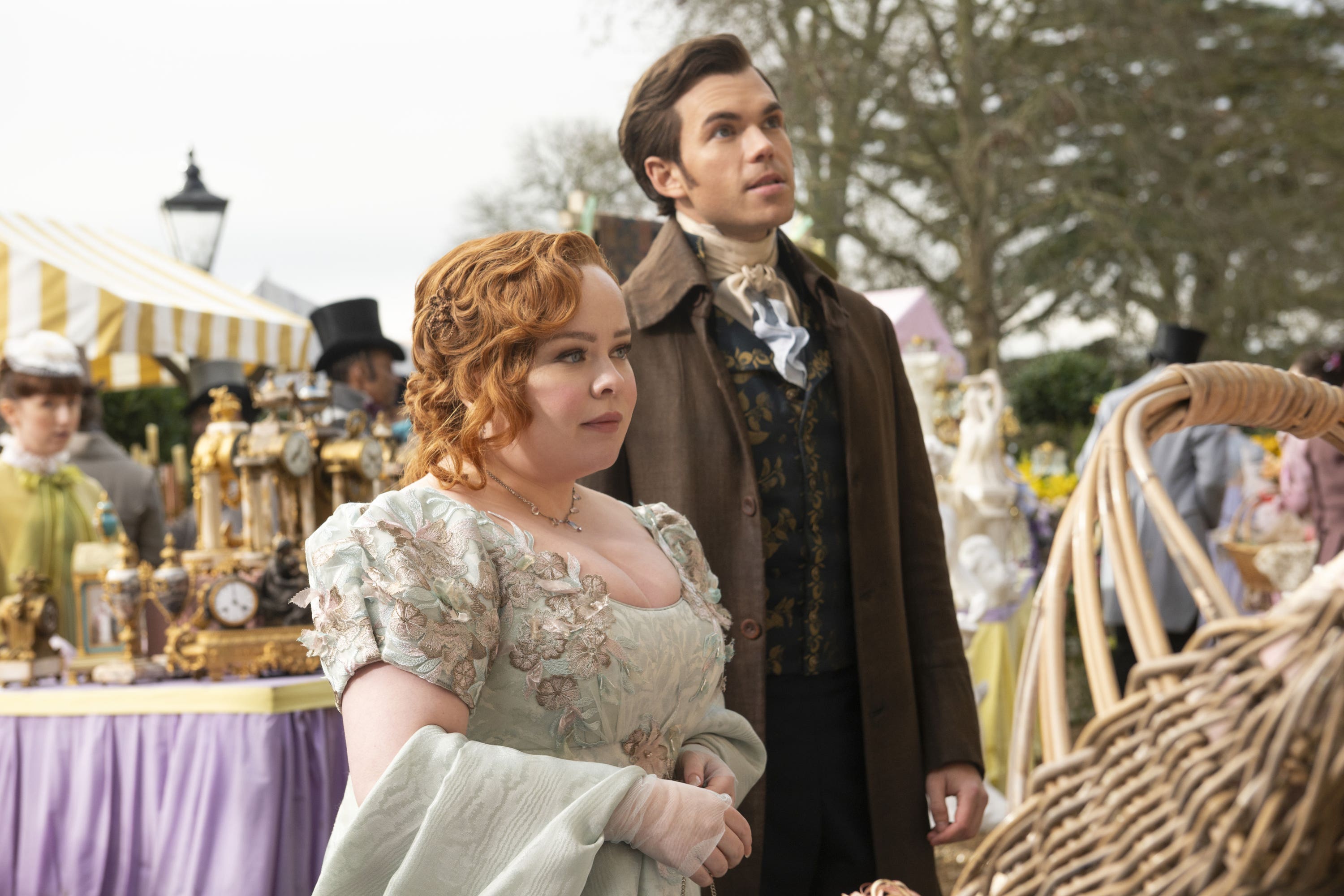 Nicola Coughlan como Penelope Featherington y Luke Newton como Colin Bridgerton. Gran parte de la tercera temporada se centró en su relación