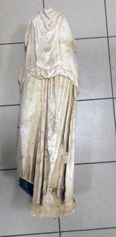 Hallan estatua de 2.000 años en bolsa de basura en Grecia