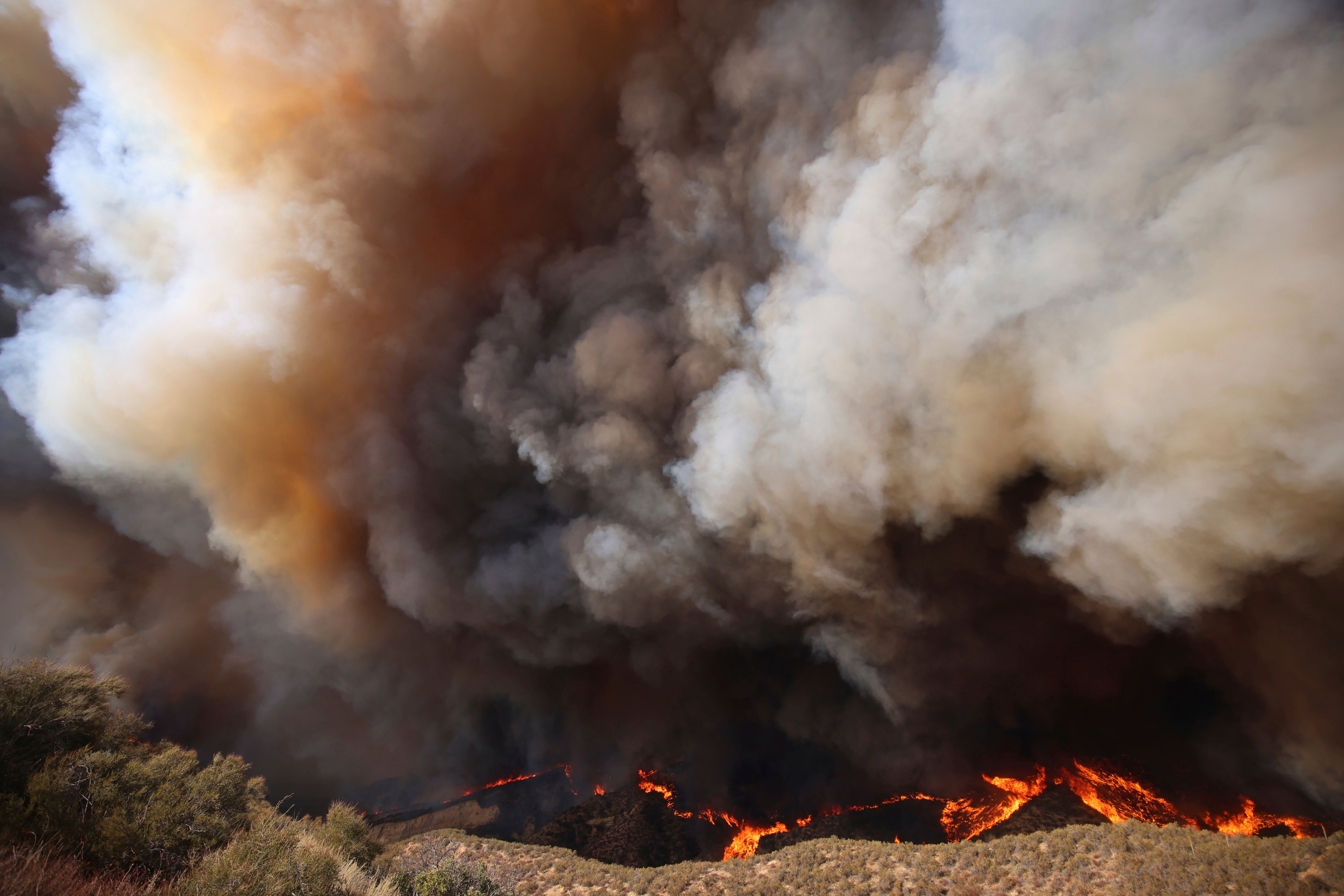 Columnas de humo se elevan mientras el incendio Hughes arde en Castaic, California, el miércoles. El incendio aún no está controlado