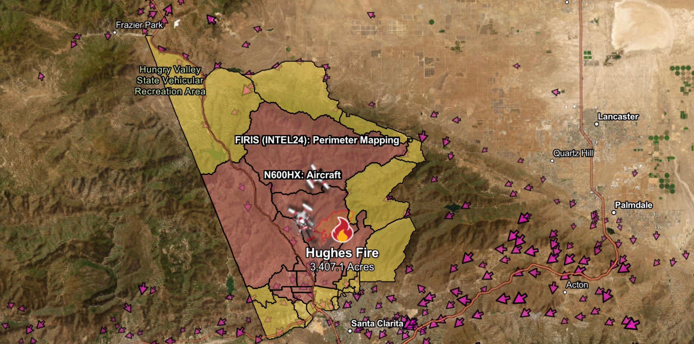 Un mapa muestra el incendio Hughes y las comunidades afectadas cerca de Santa Clarita, California. El incendio forestal ha crecido rápidamente en medio de condiciones ventosas y secas