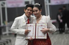 Parejas LGBTQ+ registran enlaces en Tailandia al entrar en vigor una ley de igualdad de derechos