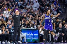 DeRozan anota 32 puntos para que Kings remonten y venzan 123-117 a Warriors