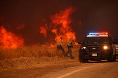 Los bomberos luchan por controlar un gran incendio al norte de Los Ángeles