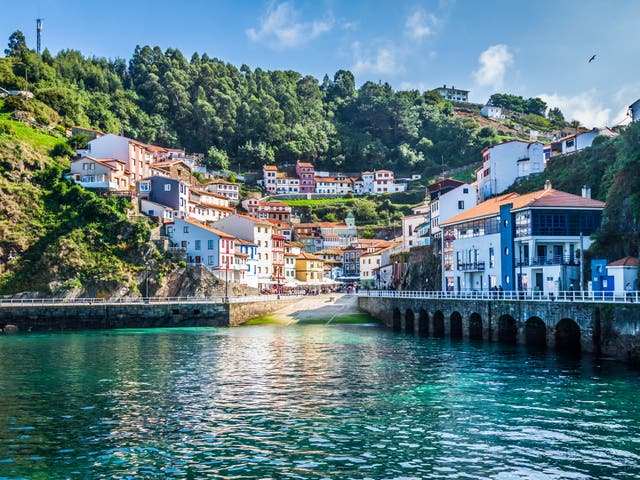 <p>En Asturias, al norte, encontrarás ciudades señoriales y pueblos idílicos con mucho carácter regional.</p>