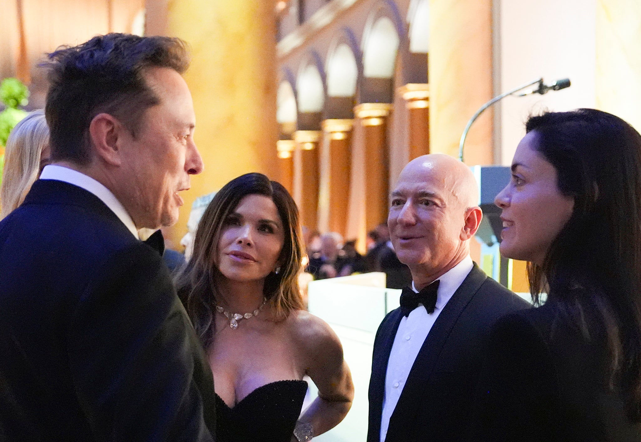 Jeff Bezos habla con Elon Musk, que respaldó la decisión editorial del miércoles, en la toma de posesión de Trump