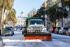 Ciudades del sur de EEUU se las ingenian para eliminar nieve y hielo tras inusual tormenta invernal