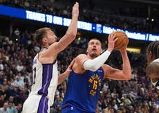 Jokic logra 5to triple-doble consecutivo y Nuggets vencen 132-123 a Kings