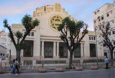 Policía abate a un hombre que se prendió fuego frente a una sinagoga en Túnez