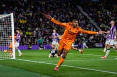 Mbappé celebra su primera tripleta con el Real Madrid en la goleada 3-0 sobre el Valladolid