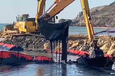 Cuadrillas extraen 1.500 toneladas de petróleo de buque cisterna ruso dañado