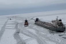 Buque de carga sigue atrapado en el hielo del lago Erie congelado