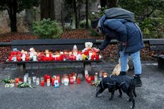 Alemania rinde homenaje a víctimas de apuñalamiento que provocó debate sobre inmigración