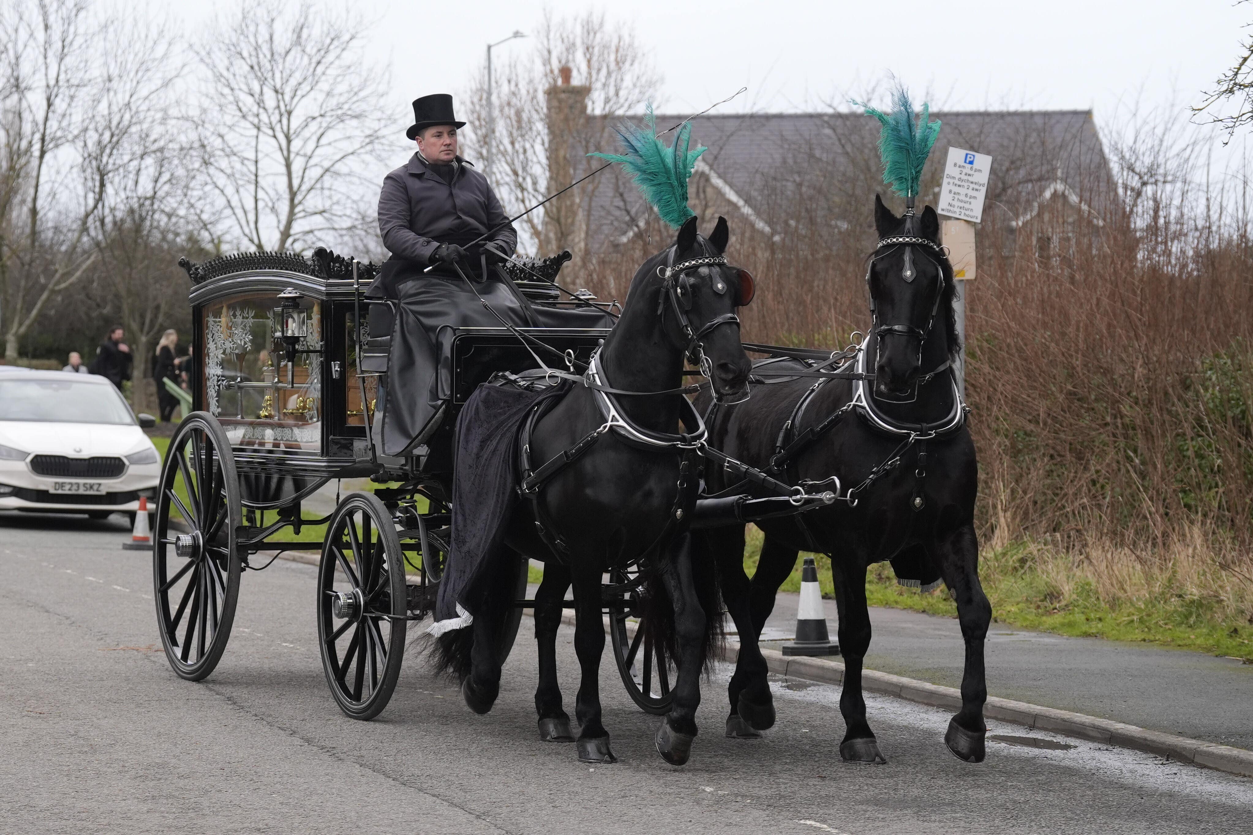 El funeral de la estrella de televisión The Vivienne se celebró en una iglesia de Denbighshire, en Gales del Norte.