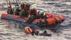 Mueren 3 niños migrantes en barco de traficantes en el Mediterráneo