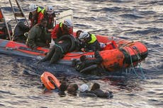 Mueren 3 niños migrantes en barco de traficantes en el Mediterráneo